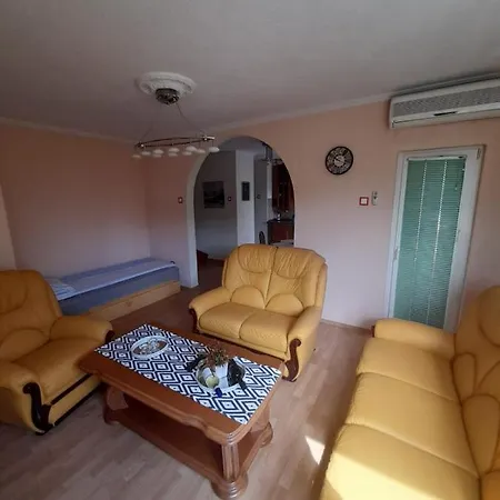 Ajla Apartman *